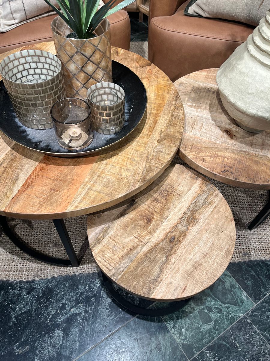 Sett med tre runde bord i resirkulert magotre