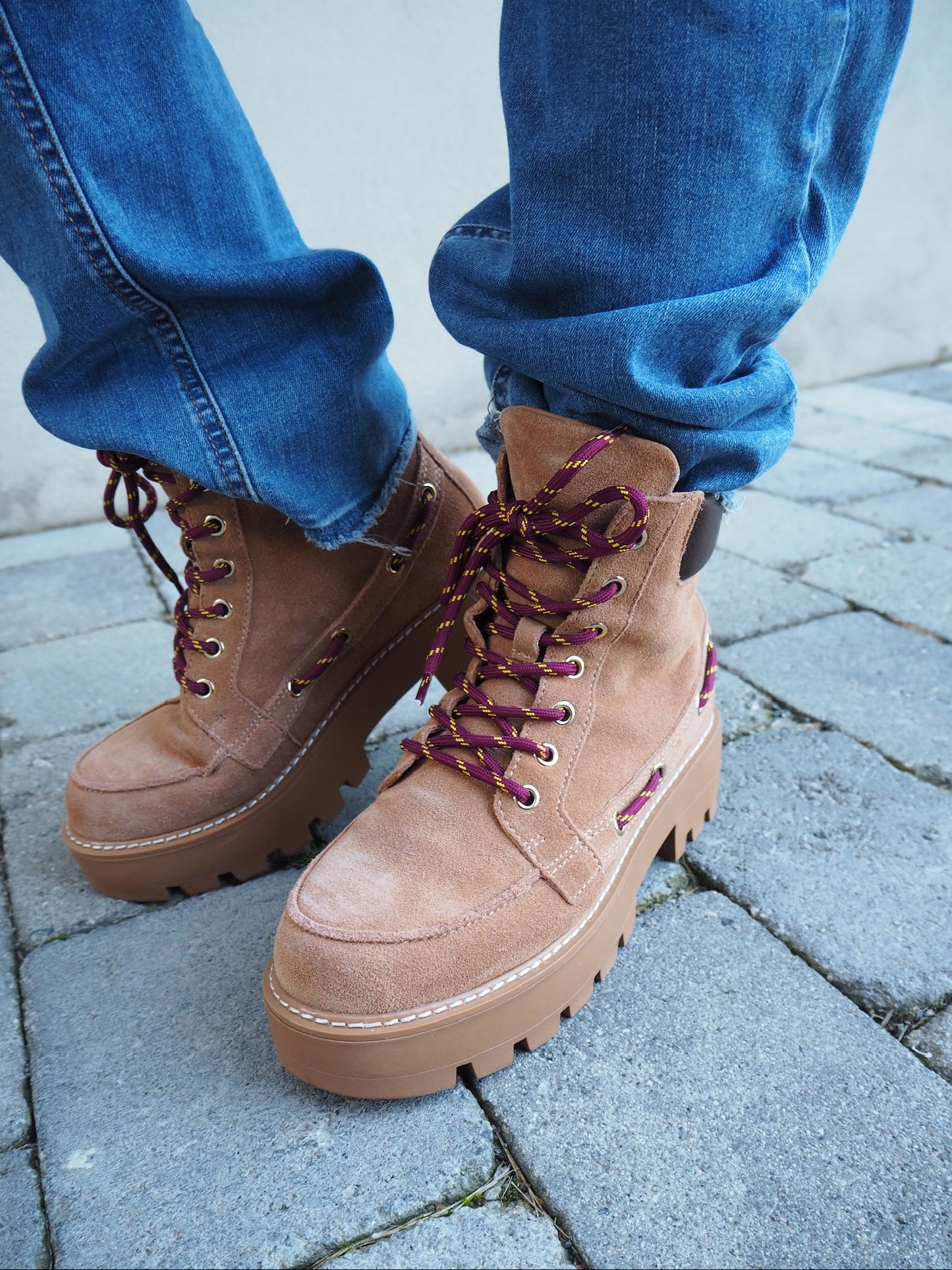 LACED UP BOOT