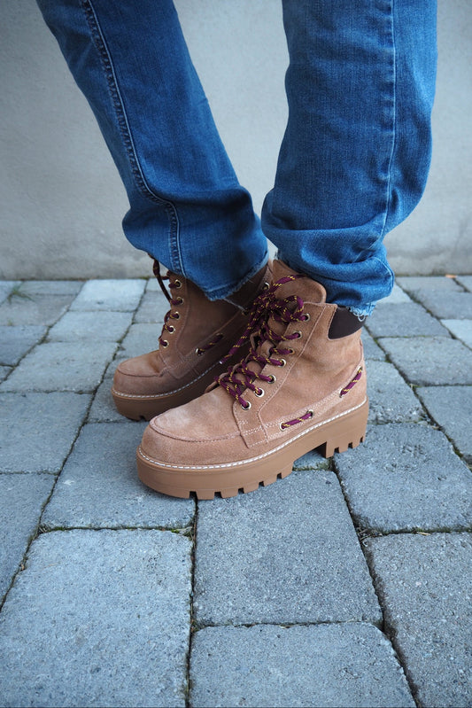 LACED UP BOOT