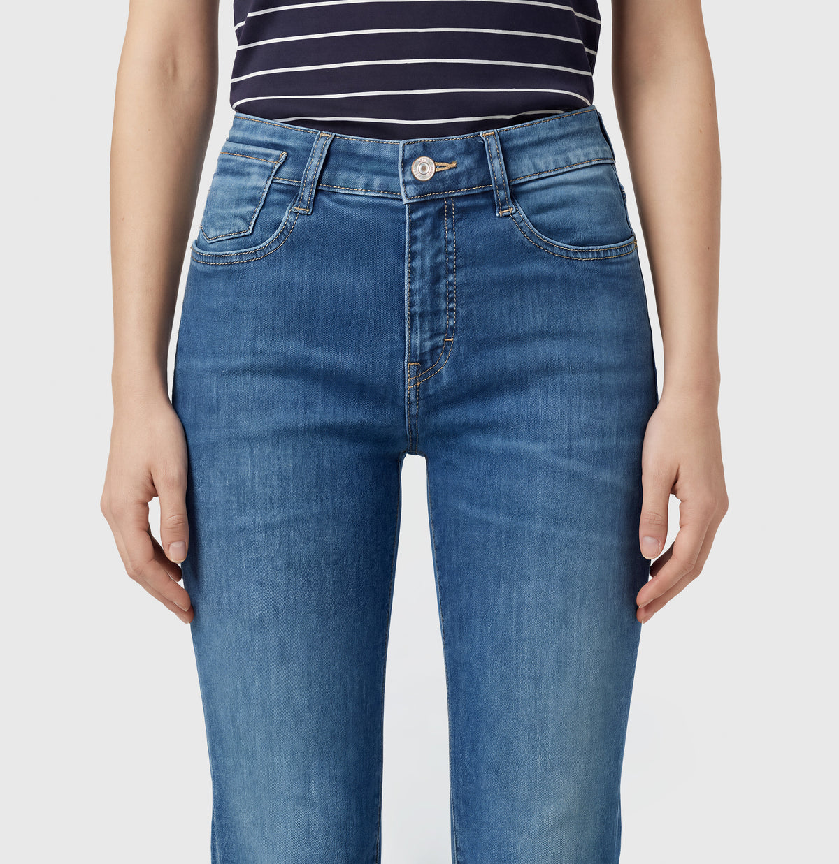 LAURA D571
