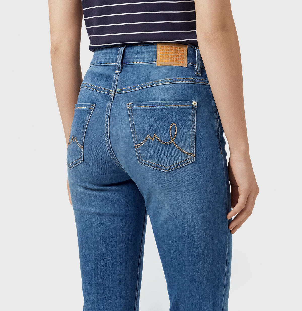 LAURA D571