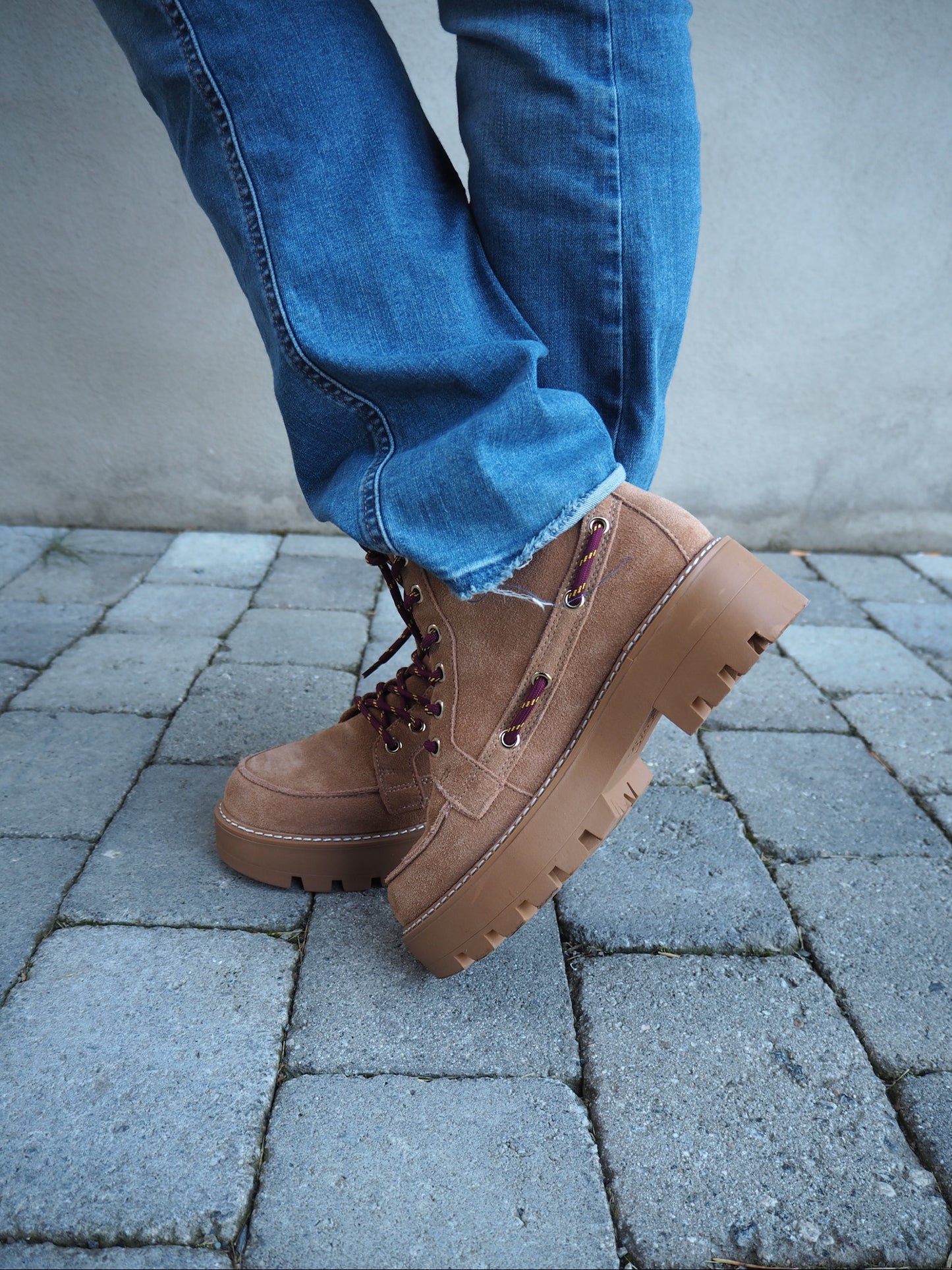 LACED UP BOOT