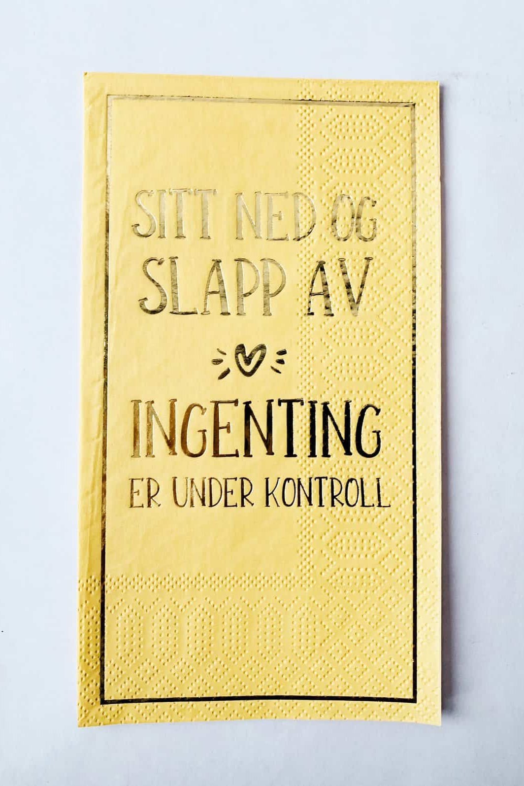 SITT NED OG SLAPP AV